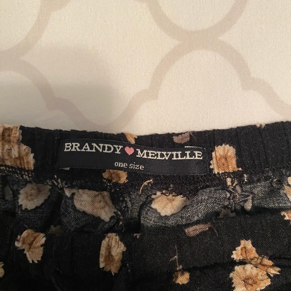 Brandy Melville black floral dolphin shorts with pockets - Picture 3 of 3
